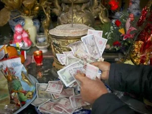 Có nên đặt tiền thật lên bàn thờ? Giải mã ý nghĩa tâm linh từ chuyên gia phong thủy khiến nhiều người bất ngờ