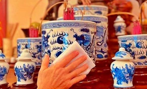 Lau dọn bàn thờ cuối năm vào thời điểm nào là thích hợp? Trình tự lau dọn như thế nào mới đúng phong thủy?