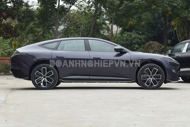 Xe hơi siêu sang, công suất 310 mã lực, tiêu thụ 2,16 lít xăng/100 km, hệ thống treo khí nén, giá dễ tiếp cận