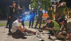 Bắt nhóm người nước ngoài dùng tiền USD giả mua hàng và đổi lấy tiền thật

