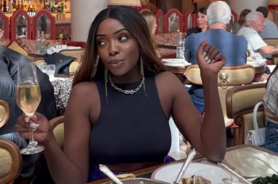 Cô gái thực hiện 1.000 buổi hẹn hò với vô số người đàn ông trong 8 năm, mối tình dài nhất chỉ 3 tháng