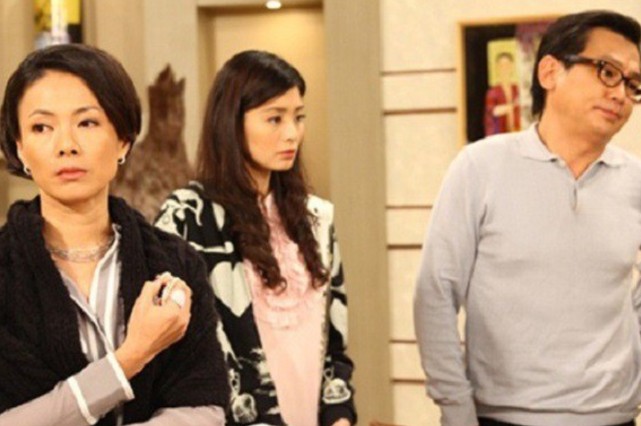 S&#xE1;ng &#x111;&#x1B0;a tang b&#x1ED1; ch&#x1ED3;ng, chi&#x1EC1;u m&#x1EB9; ch&#x1ED3;ng &#x111;&#xE3; v&#x1ED9;i v&#xE3; &#x111;i l&#xE0;m, kh&#xF4;ng m&#x1ED9;t gi&#x1ECD;t n&#x1B0;&#x1EDB;c m&#x1EAF;t r&#x1A1;i: S&#x1EF1; th&#x1EAD;t ch&#x1EA5;n &#x111;&#x1ED9;ng ph&#xED;a sau s&#x1EF1; l&#x1EA1;nh l&#xF9;ng &#x1EA5;y