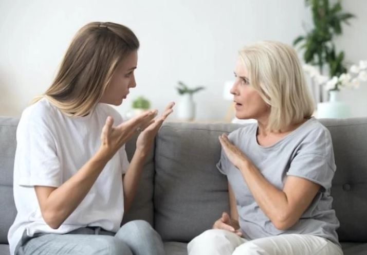 Mẹ chồng buông lời cay nghiệt chê “giò Tết như đồ bỏ đi”, con dâu chỉ thẳng bàn thờ đáp trả khiến cả nhà lặng người