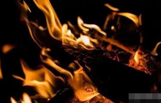 Sau khi người thân qua đời, tại sao lại đốt quần áo? Không phải mê tín mà có cơ sở khoa học