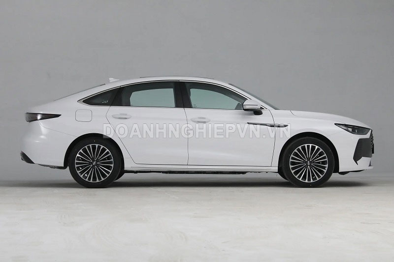 Xe sedan có tầm hoạt động xa nhất thế giới, tiết kiệm xăng như xe máy, giá ngang Kia Morning