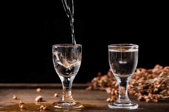 Cổ nhân răn dạy: 'Tiền không vay hai', 'rượu không uống ba', 'đường không đi bốn' một lần phạm phải, cả đời hối hận