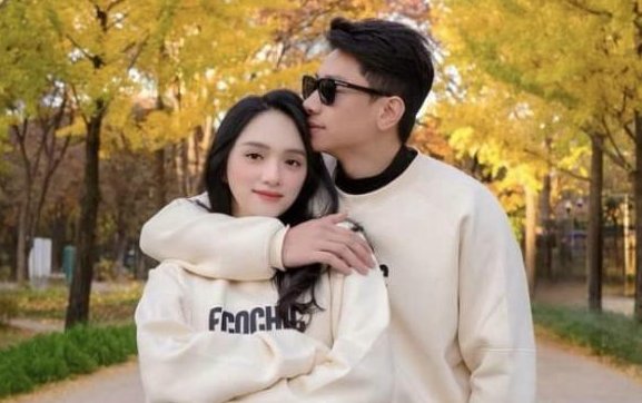 Hương Giang bị soi đeo nhẫn ở ngón áp út, đàng trai liền có hành động gây chú ý