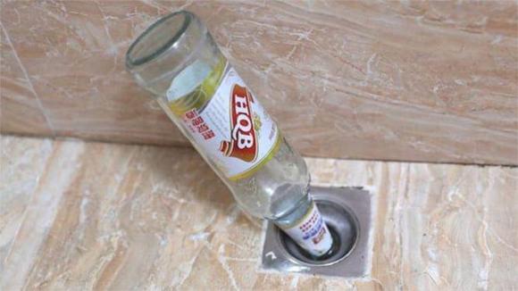 Nhét chai bia vào cống cứ tưởng kỳ quặc nhưng lại giúp xử lý rắc rối lớn trong gia đình