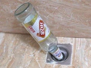 Nhét chai bia vào cống cứ tưởng kỳ quặc nhưng lại giúp xử lý rắc rối lớn trong gia đình