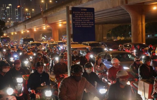 Từ 1/1/2025 chính thức đổi khung giờ bắt buộc bật đèn xe, ai cũng phải biết kẻo bị phạt tiền