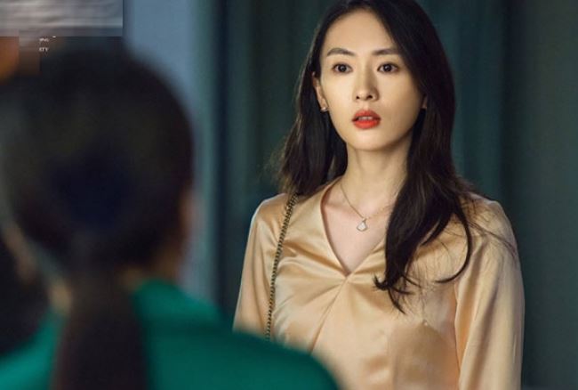 &#x110;&#xEA;m t&#xE2;n h&#xF4;n kinh ho&#xE0;ng: M&#x1EB9; ch&#x1ED3;ng &#x27;&#x111;&#x1ED9;t k&#xED;ch&#x27; ph&#xF2;ng c&#x1B0;&#x1EDB;i, h&#xE9; l&#x1ED9; b&#xED; m&#x1EAD;t khi&#x1EBF;n t&#xF4;i h&#xF3;a &#x111;&#xE1;