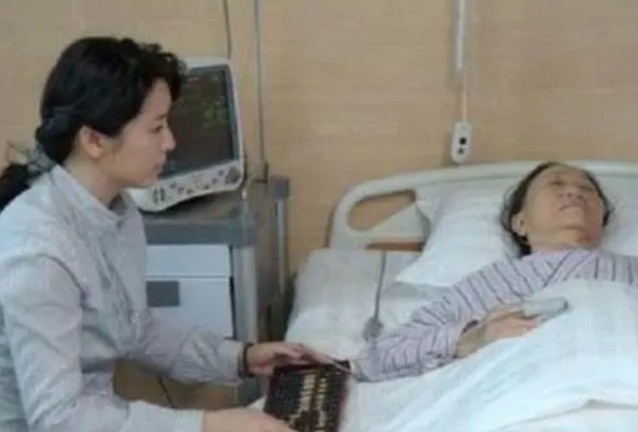 Đem 20 triệu đến cho mẹ chồng trả viện phí, tôi sững người khi nghe được cuộc trò chuyện của bố mẹ chồng