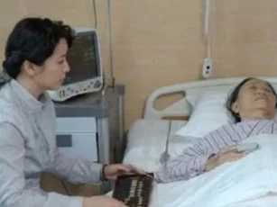 Đem 20 triệu đến cho mẹ chồng trả viện phí, tôi sững người khi nghe được cuộc trò chuyện của bố mẹ chồng