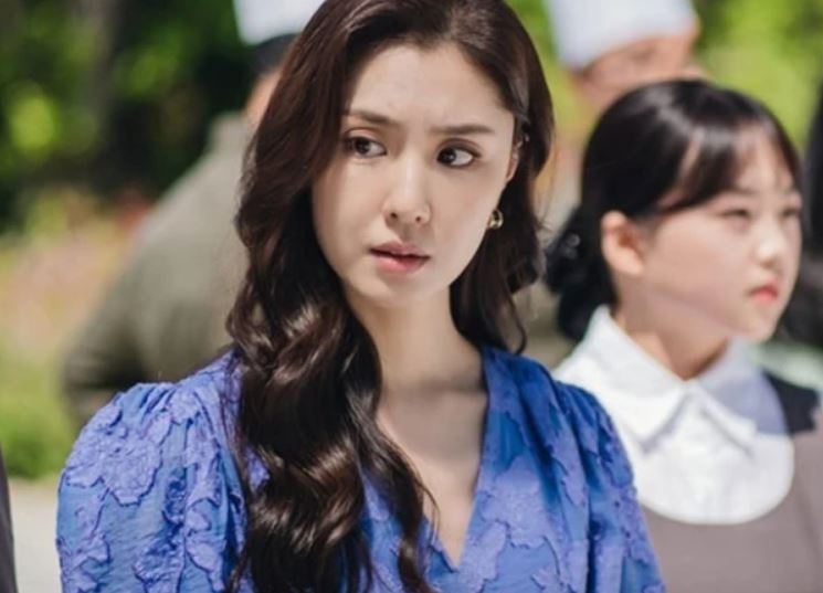 Sinh nhật mẹ chồng, lời nói của cháu gái bất ngờ hé lộ bí mật "động trời" khiến tôi choáng váng