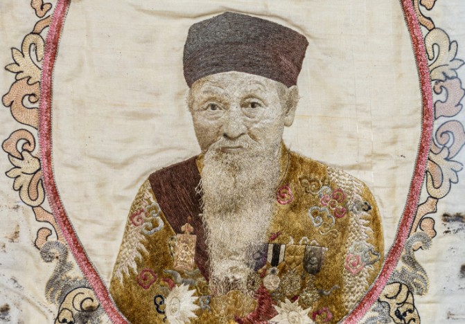 Tranh thêu rõ từng sợi tóc, sợi râu trong lăng mộ quan nhiếp chính cuối cùng của Việt Nam