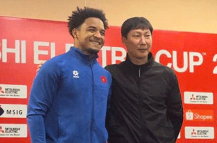 HLV Kim Sang Sik có Nguyễn Xuân Son 'làm bùa hộ mệnh'