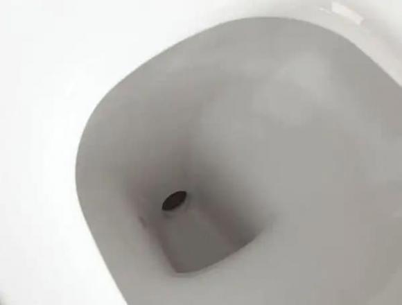 Có một 'công tắc ẩn' trong bồn cầu, khi bạn chọc vào, nước bẩn sẽ chảy thẳng xuống và ngay lập tức không bị tắc!