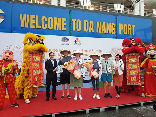 Lãnh đạo Sở Du lịch Đà Nẵng tặng quà cho những vị khách đầu tiên của du thuyền Noordam "xông đất" TP đầu năm mới 2025. Lãnh đạo Sở Du lịch Đà Nẵng tặng quà cho những vị khách đầu tiên của du thuyền Noordam "xông đất" TP đầu năm mới 2025.