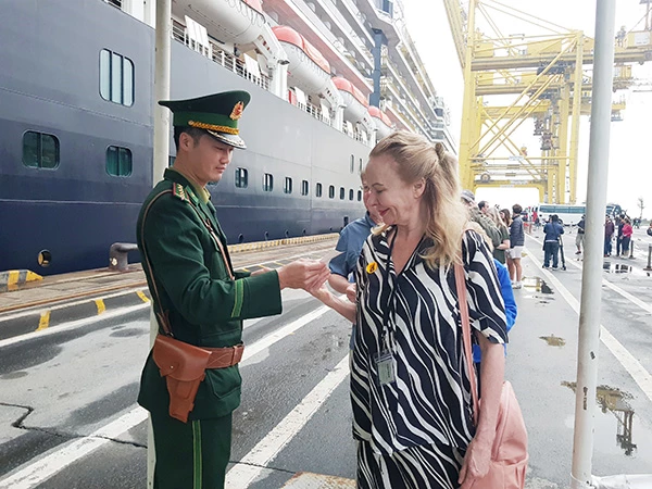 Thủ tục rời cảng được tiến hành nhanh gọn. Thủ tục rời cảng được tiến hành nhanh gọn.