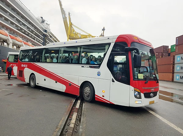 Và đoàn xe du lịch đưa du khách tàu Nordam bắt đầu chuyến tham qua, du lịch tại TP Đà Nẵng. Và đoàn xe du lịch đưa du khách tàu Nordam bắt đầu chuyến tham qua, du lịch tại TP Đà Nẵng.