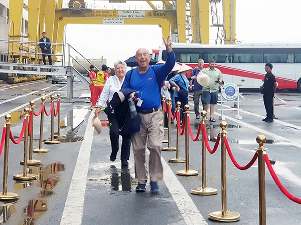 Du khách tàu Noordam ấn tượng khi đặt chân lên cảng Tiên Sa. Du khách tàu Noordam ấn tượng khi đặt chân lên cảng Tiên Sa.