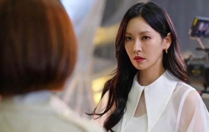 Thông gia vừa rời đi, mẹ chồng sai giúp việc lau nhà ngay vì "bẩn," tôi lập tức viết đơn ly hôn và để lại một câu nói khiến bà tức tím mặt