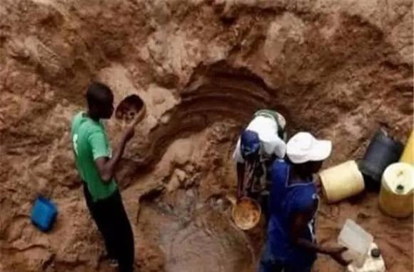 Tại sao người châu Phi thà chạy 10 km để gánh nước còn hơn là đào giếng? Có phải vì họ lười biếng?