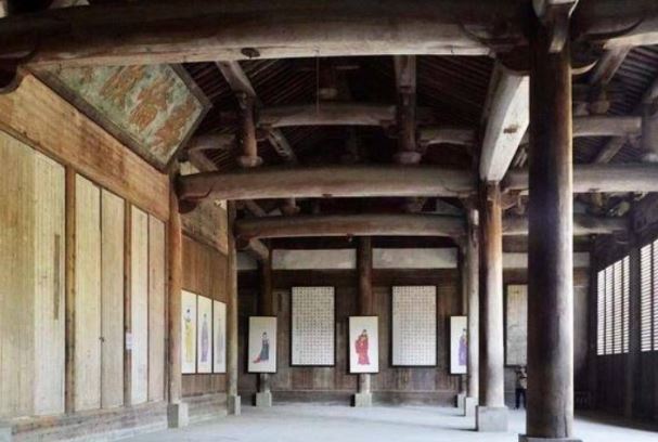 Ngôi chùa cổ sở hữu 4 chiếc cột gỗ quý hơn 'kim cương' giá 3.400 tỷ: Người người xếp hàng vào xem!