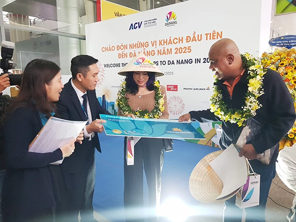 Vợ chồng ca sĩ người Mỹ gốc Việt Randy được nhận vé ưu đãi của Vietnam Airlines.