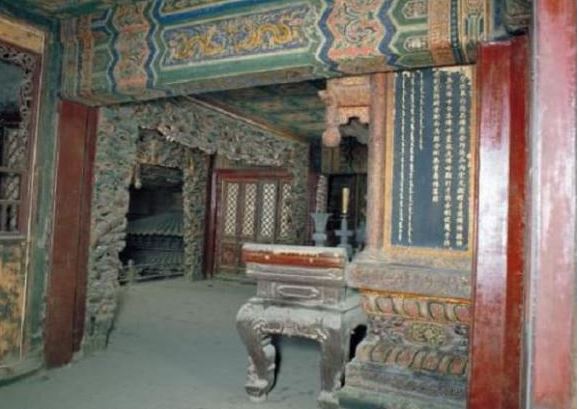 Thứ gì được cất giữ ở một nơi trong Tử Cấm Thành mà cần có cảnh sát vũ trang canh gác 24/24 giờ?