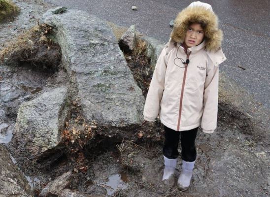 Cô bé 8 tuổi nhặt được hòn đá ở trường, nào ngờ là dao găm 3.700 tuổi do người thời kỳ đồ đá chế tạo