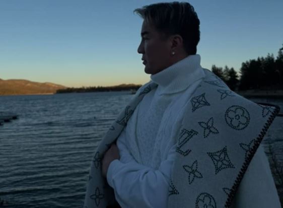 Đàm Vĩnh Hưng đột ngột trở về Việt Nam, có động thái lạ giữa lúc vụ kiện triệu USD căng thẳng