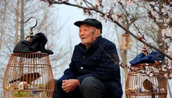 Ở nông thôn xưa có câu: 'Đàn ông sợ đi ủng, đàn bà sợ đội mũ' Tại sao lại nói như vậy?