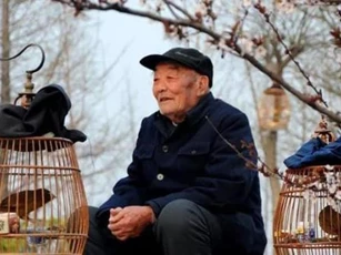 Ở nông thôn xưa có câu: 'Đàn ông sợ đi ủng, đàn bà sợ đội mũ' Tại sao lại nói như vậy?