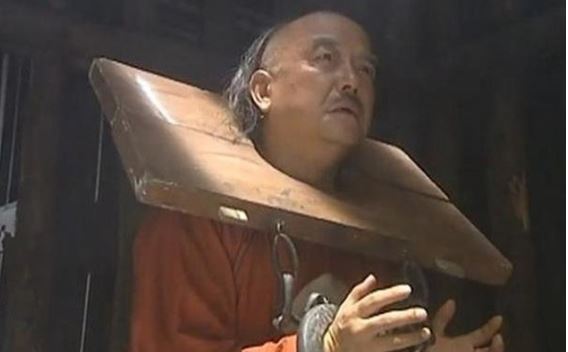 Gia Kh&#xE1;nh khi&#x1EBF;n H&#xF2;a Th&#xE2;n m&#x1EA5;t s&#x1EA1;ch gia s&#x1EA3;n ch&#x1EC9; v&#x1EDB;i 2 t&#x1EEB;, C&#xE0;n Long c&#xF3; s&#x1ED1;ng l&#x1EA1;i c&#x169;ng kh&#xF4;ng c&#x1EE9;u n&#x1ED5;i