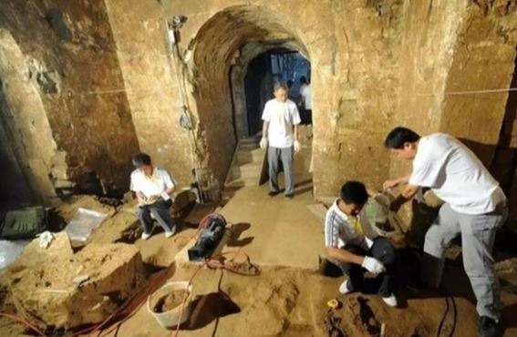 &#x27;&#x110;&#x1EE9;ng tim&#x27; khi ph&#xE1;t hi&#x1EC7;n b&#xF3;ng &#x111;en n&#x1EA5;p sau c&#x1EED;a m&#x1ED9; ch&#xE1;u g&#xE1;i V&#xF5; T&#x1EAF;c Thi&#xEA;n, b&#xED; m&#x1EAD;t gi&#x1EA5;u k&#xED;n ng&#xE0;n n&#x103;m b&#x1ECB; phanh phui