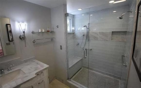 Lần đầu tiên tôi thấy có người thiết kế phòng tắm như thế này, thật bất ngờ! Sau khi xem, tôi muốn về nhà và làm một cái!