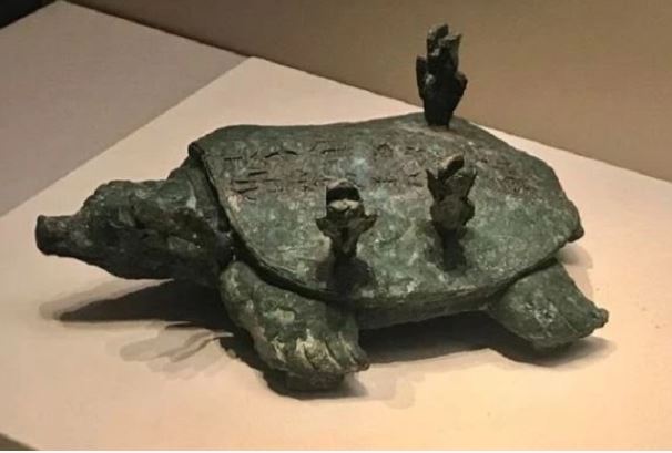 Ông lão đi câu cá nhặt được rùa cổ bằng đồng, không ngờ là báu vật 3.000 tuổi có giá 6.000 tỷ đồng