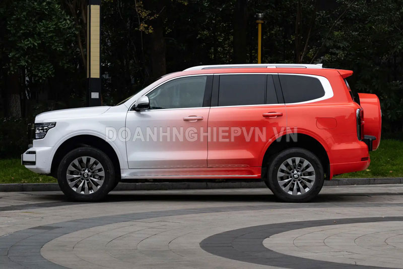 SUV công suất 863 mã lực, trang bị ‘đỉnh nóc, kịch trần’, giá gần 1,2 tỷ đồng, so kè cùng Toyota Land Cruiser