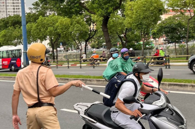 Vi phạm giao thông không nộp phạt, bỏ lại xe có nguy cơ trừ lương, trừ tiền tài khoản