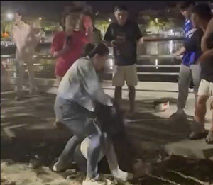 Nghi phạm đánh nữ nhân viên ngân hàng vì ghen khai gì tại cơ quan công an?	
