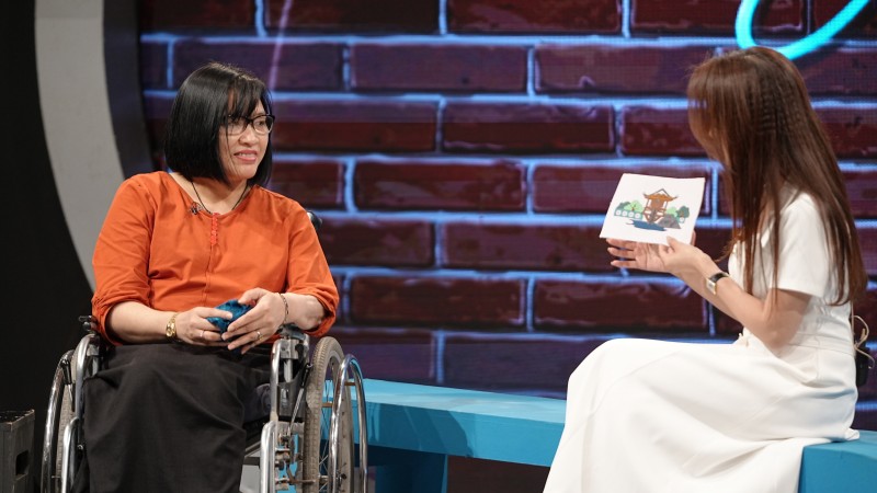 Người phụ nữ liệt hai chân tìm lại động lực sống từ những mảnh vải vụn