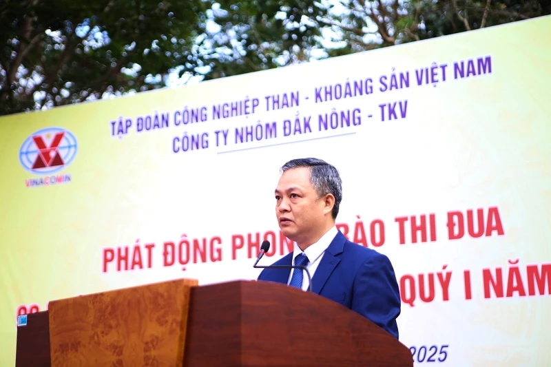 Ông Nguyễn Bá Phong – Bí thư Đảng ủy, Giám đốc Công ty Nhôm Đắk Nông, phát biểu phát động thi đua.