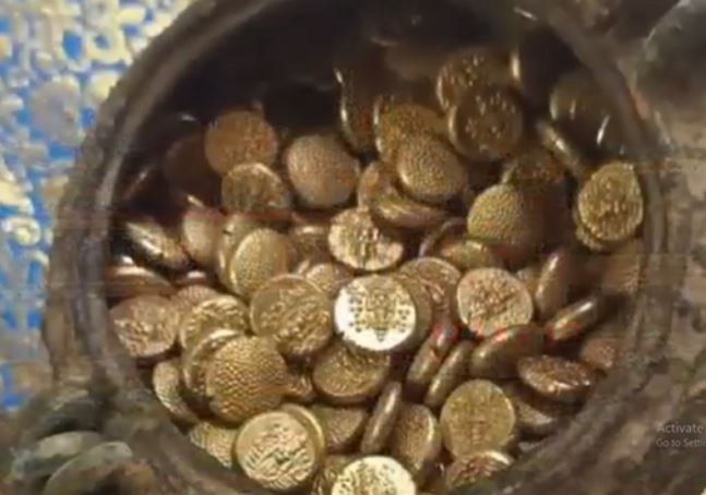 Nhóm công nhân đào được 500 vật thể hình tròn, ngỡ ngàng khi tất cả đều bằng vàng