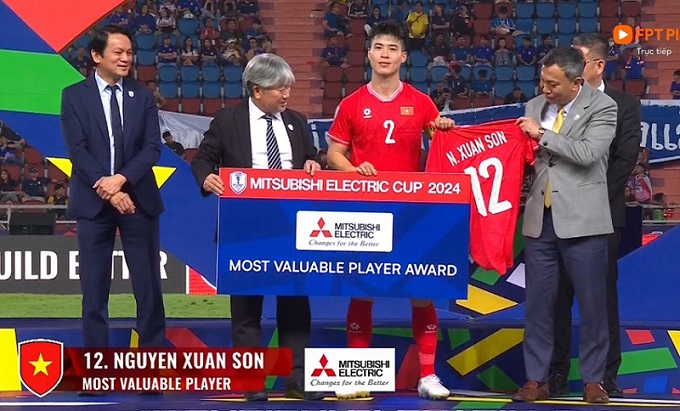 Quang Hải, Duy Mạnh giúp Xuân Son nhận 2 vinh dự cực lớn