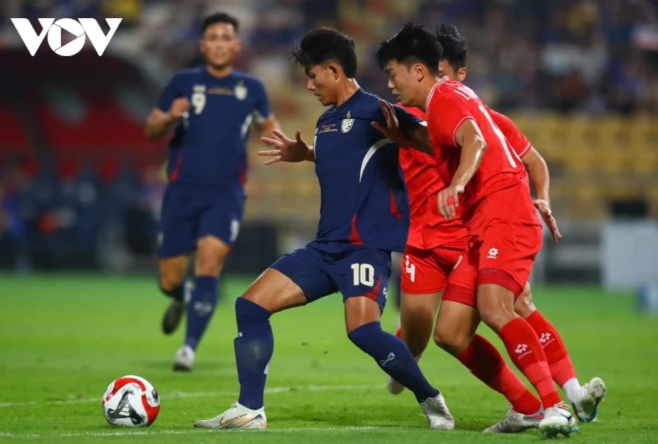 Đáng tiếc là sau đó, Benjamin Davis đã ghi bàn gỡ hòa 1-1 cho ĐT Thái Lan sau khi tận dụng tốt sai lầm của Doãn Ngọc Tân ở phút 28. Anh: VOV.