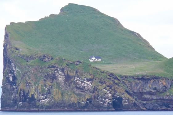 Hé lộ chủ nhân của ‘ngôi nhà xa xôi nhất thế giới’ ở giữa hòn đào, không có điện và nước dùng