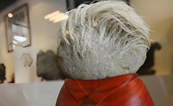 Một ông già nhặt một viên đá mọc 'tóc trắng' trên đó. Các chuyên gia nhìn vào và ngay lập tức phong tỏa toàn bộ ngôi làng