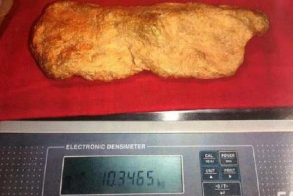 Nam công nhân đào được cục vàng nguyên khối trị giá hơn 10 tỷ đồng