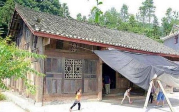 Bí ẩn ngôi nhà cổ 'lụp xụp' bất ngờ được giới thượng lưu tranh nhau mua, cọc 22 căn nhà đổi lấy 8 khúc gỗ cũng không đến lượt